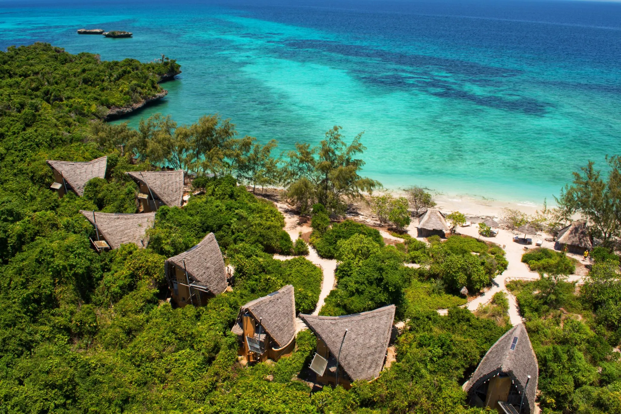 Costa de la isla de Pemba con aguas turquesas y vegetación tropical