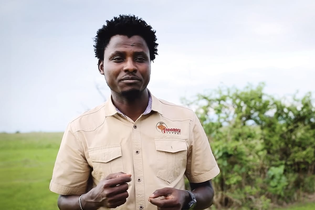 Godphrey Elibariki Laizer, fundador de Ndarasi Safari, en la sabana de Tanzania